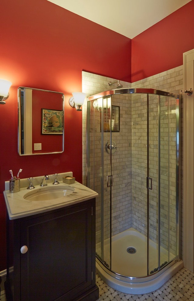Inspiration för klassiska badrum för barn, med ett undermonterad handfat, marmorbänkskiva, en hörndusch, grå kakel, tunnelbanekakel, röda väggar och marmorgolv