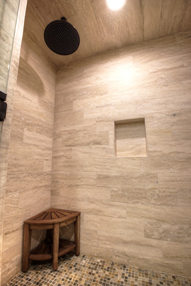 Inspiration för ett stort eklektiskt en-suite badrum, med ett fristående handfat, skåp i mörkt trä, kaklad bänkskiva, ett fristående badkar, en dusch i en alkov, flerfärgad kakel, stenkakel, beige väggar och skiffergolv