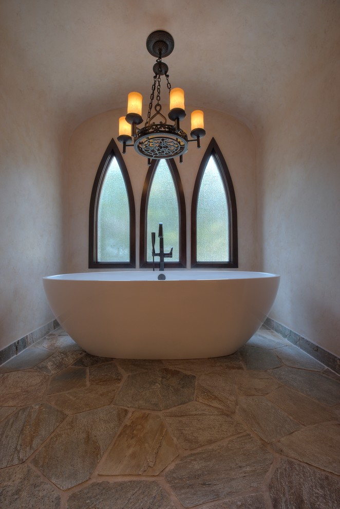 Bild på ett stort eklektiskt en-suite badrum, med ett fristående handfat, skåp i mörkt trä, kaklad bänkskiva, ett fristående badkar, en dusch i en alkov, flerfärgad kakel, stenkakel, beige väggar och skiffergolv