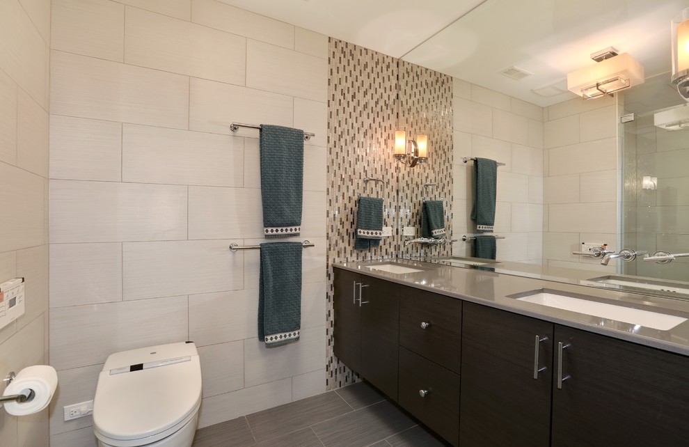 Exemple d'une grande salle de bain chic en bois foncé avec un lavabo encastré, un placard à porte plane, un plan de toilette en granite, WC à poser, un carrelage beige, des carreaux de céramique, un mur blanc et un sol en carrelage de céramique.