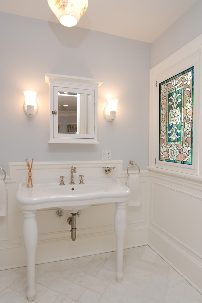 Idée de décoration pour une salle de bain tradition avec un plan vasque.