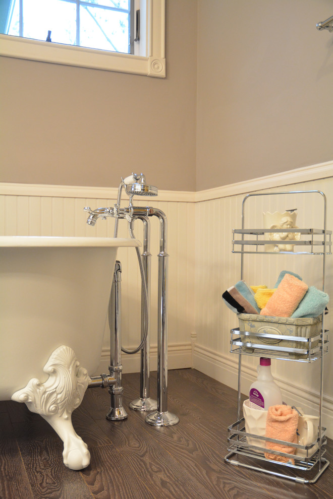 На фото: главная ванная комната среднего размера в классическом стиле с фасадами с выступающей филенкой, белыми фасадами, ванной на ножках, душем в нише, раздельным унитазом, белой плиткой, разноцветными стенами, полом из ламината, врезной раковиной, столешницей из гранита, коричневым полом, душем с распашными дверями и разноцветной столешницей с