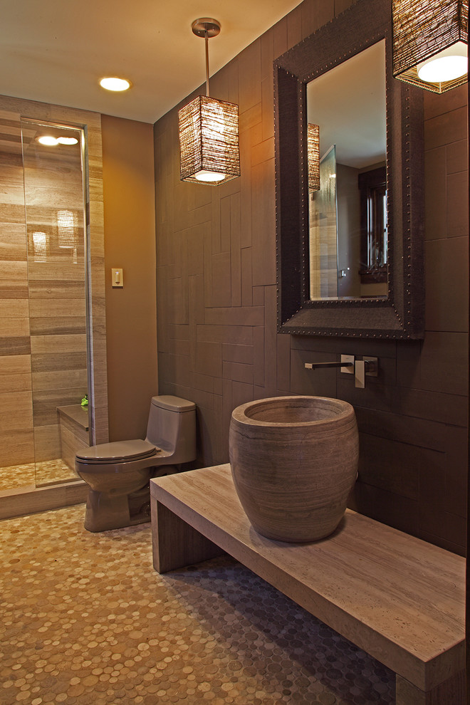 На фото: большая главная ванная комната в стиле рустика с фасадами с выступающей филенкой, бежевыми фасадами, отдельно стоящей ванной, бежевой плиткой, каменной плиткой, бежевыми стенами, темным паркетным полом и настольной раковиной с