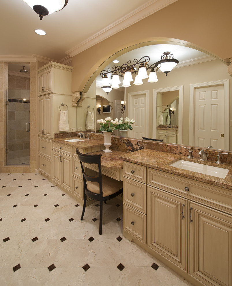 Пример оригинального дизайна: ванная комната в классическом стиле с бежевыми фасадами