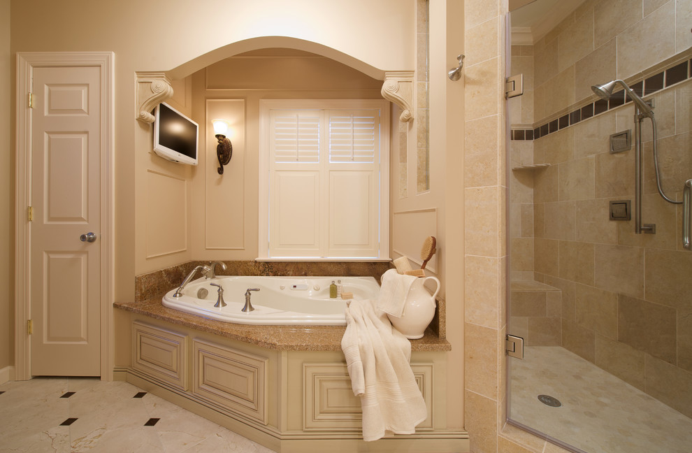 Cette image montre une salle de bain traditionnelle avec une baignoire d'angle.