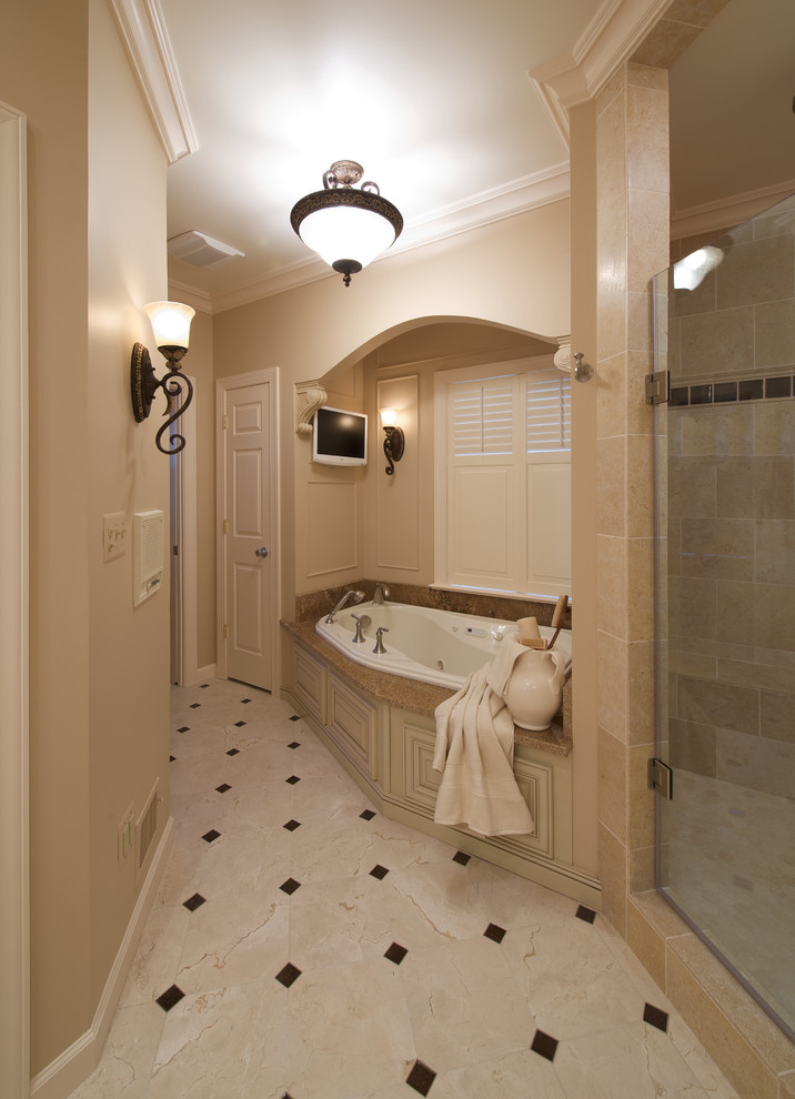 Immagine di una stanza da bagno chic con doccia ad angolo