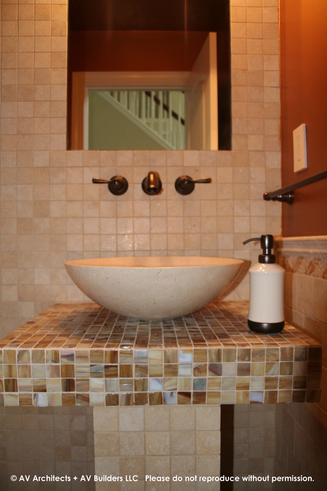 Idee per una piccola stanza da bagno con doccia mediterranea con piastrelle beige, piastrelle in ceramica, pareti arancioni, lavabo a bacinella e top piastrellato