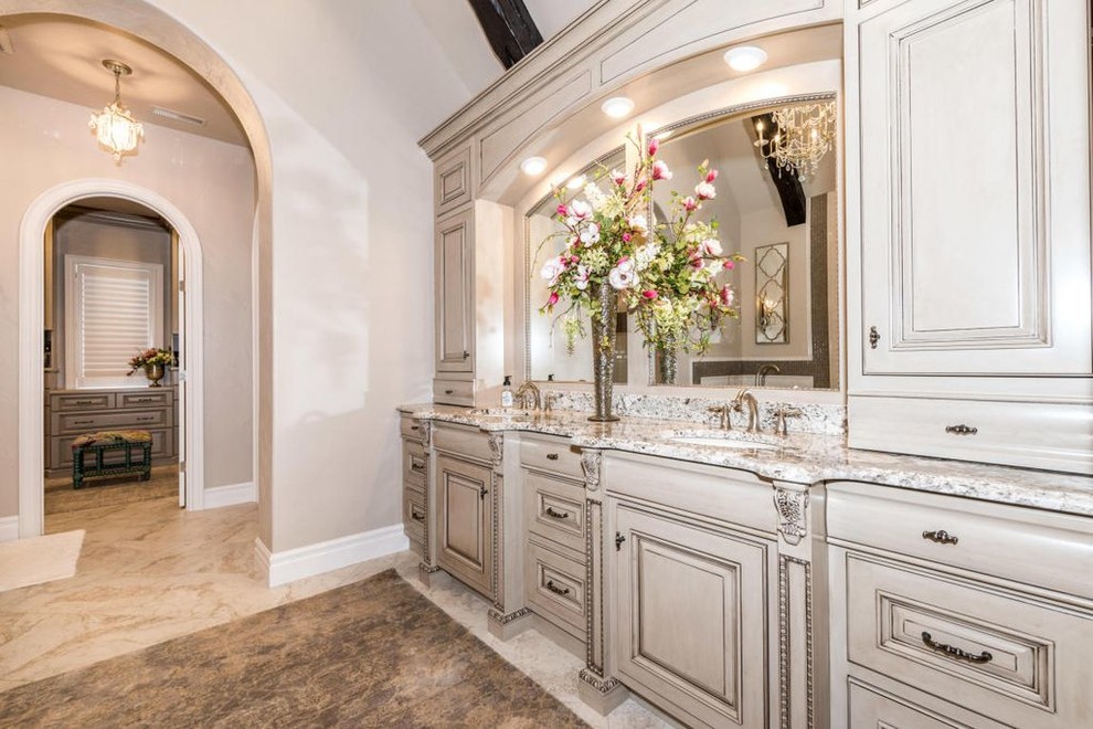 Foto på ett stort medelhavsstil badrum, med möbel-liknande, beige skåp och granitbänkskiva