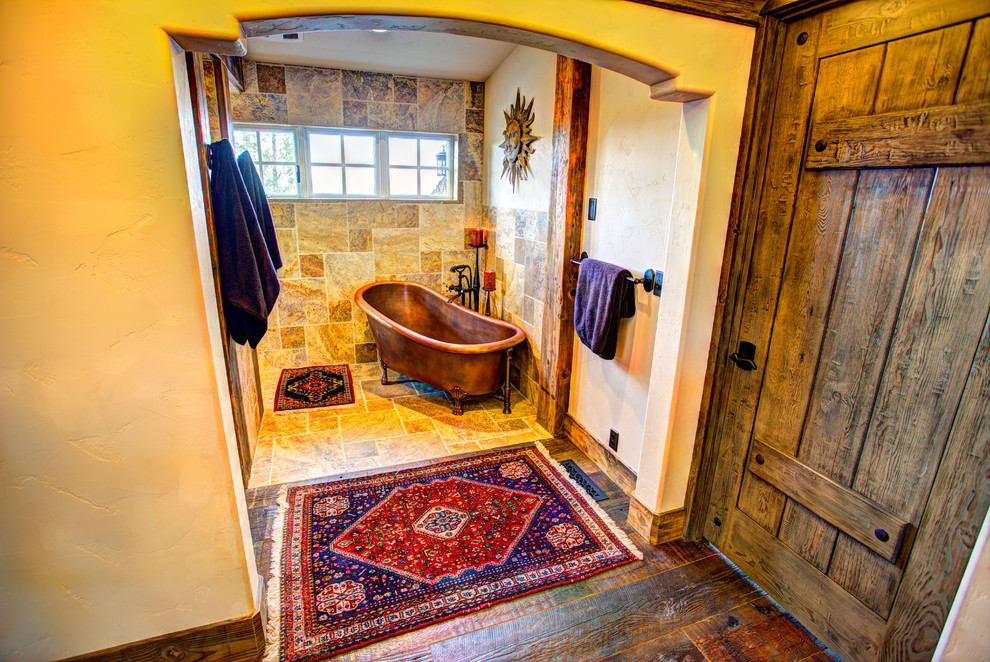 Foto di una grande stanza da bagno padronale stile rurale con vasca freestanding, doccia a filo pavimento, piastrelle multicolore, piastrelle in pietra, pareti bianche e pavimento in travertino