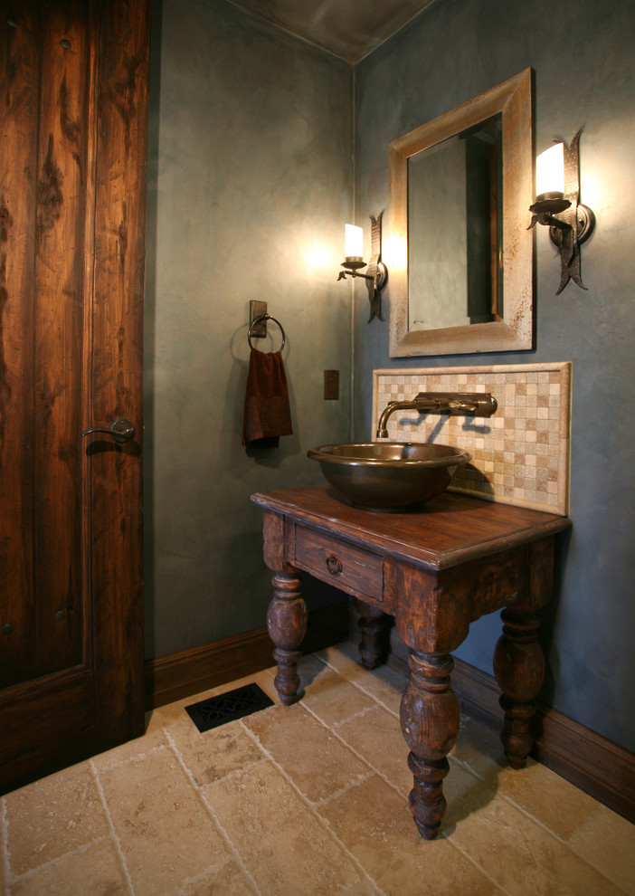 Свежая идея для дизайна: ванная комната в средиземноморском стиле с настольной раковиной - отличное фото интерьера
