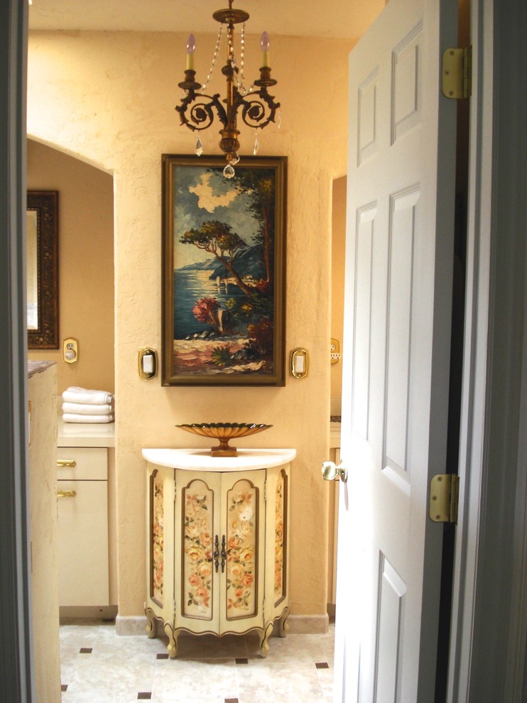 Пример оригинального дизайна: главная ванная комната среднего размера в средиземноморском стиле с накладной раковиной, плоскими фасадами, белыми фасадами, столешницей из ламината, накладной ванной, двойным душем, унитазом-моноблоком, бежевой плиткой, керамической плиткой, бежевыми стенами и полом из керамической плитки
