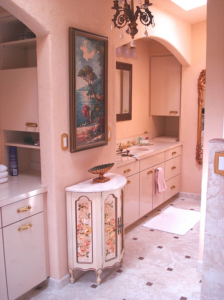 Стильный дизайн: главная ванная комната среднего размера в средиземноморском стиле с накладной раковиной, плоскими фасадами, белыми фасадами, столешницей из ламината, накладной ванной, двойным душем, унитазом-моноблоком, бежевой плиткой, керамической плиткой, бежевыми стенами и полом из керамической плитки - последний тренд