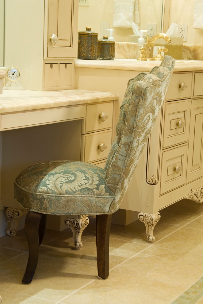 Bild på ett vintage en-suite badrum, med möbel-liknande, vita skåp och bänkskiva i onyx