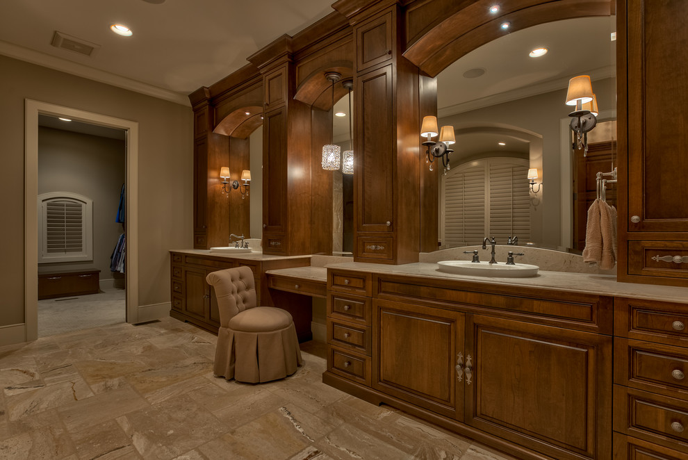 Esempio di un'ampia stanza da bagno padronale classica con ante con bugna sagomata, ante in legno scuro, pareti beige e lavabo da incasso