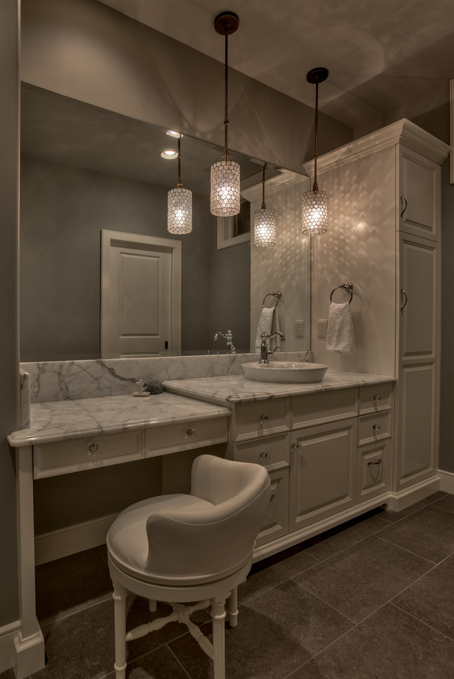 Esempio di una stanza da bagno padronale classica di medie dimensioni con ante con bugna sagomata, ante bianche, pareti grigie, lavabo a bacinella e top in granito