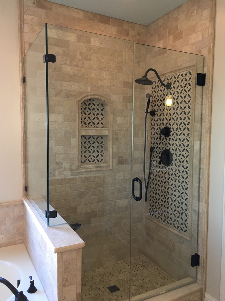 Стильный дизайн: главная ванная комната в классическом стиле с угловой ванной, угловым душем, бежевыми стенами, полом из травертина, бежевым полом и душем с распашными дверями - последний тренд