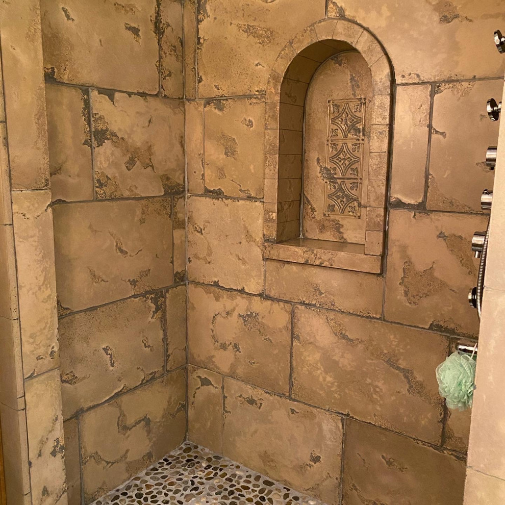 Diseño de cuarto de baño principal, único y de pie rural con lavabo integrado y encimera de cemento