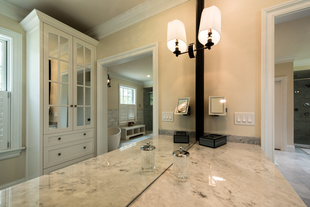 Idéer för att renovera ett stort vintage en-suite badrum, med skåp i shakerstil, vita skåp, ett fristående badkar, grå kakel, beige väggar, klinkergolv i keramik, marmorbänkskiva och grått golv