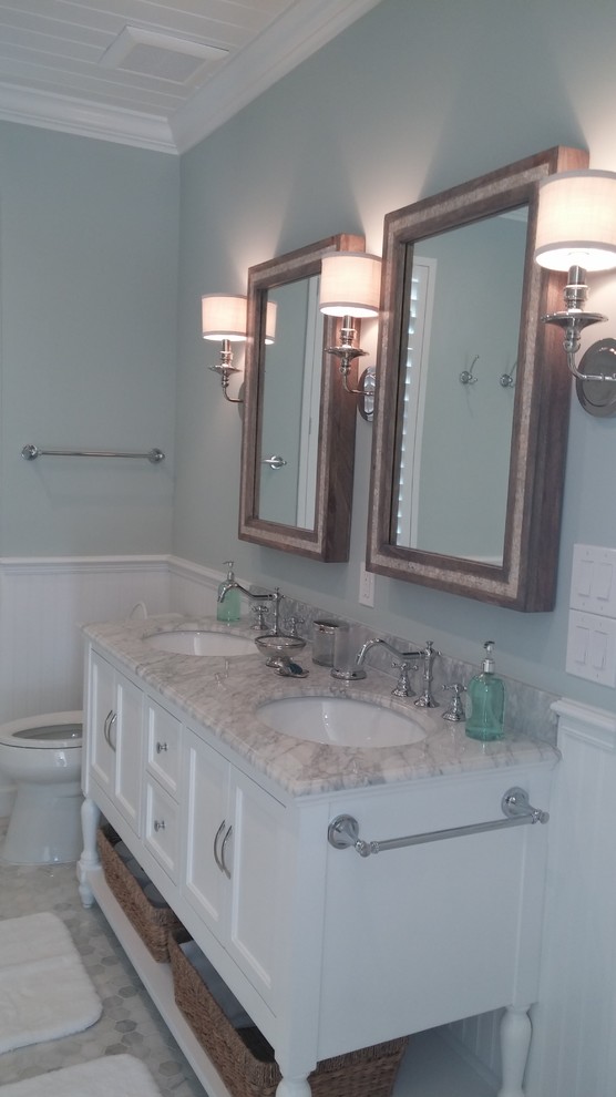 Exempel på ett mellanstort klassiskt badrum, med luckor med upphöjd panel, vita skåp, en öppen dusch, en toalettstol med separat cisternkåpa, grå kakel, stenkakel, blå väggar, marmorgolv, ett undermonterad handfat och marmorbänkskiva