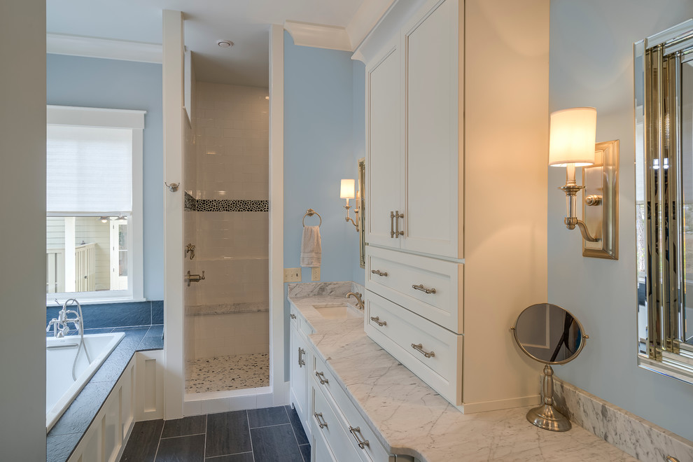 Идея дизайна: большая главная ванная комната в современном стиле с фасадами с утопленной филенкой, белыми фасадами, накладной ванной, угловым душем, синими стенами, полом из сланца, врезной раковиной, мраморной столешницей, серым полом и открытым душем