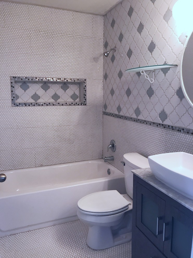 Свежая идея для дизайна: маленькая детская ванная комната в стиле фьюжн с стеклянными фасадами, серыми фасадами, накладной ванной, душем над ванной, раздельным унитазом, белой плиткой, плиткой мозаикой, серыми стенами, полом из мозаичной плитки, настольной раковиной, столешницей из гранита и белым полом для на участке и в саду - отличное фото интерьера