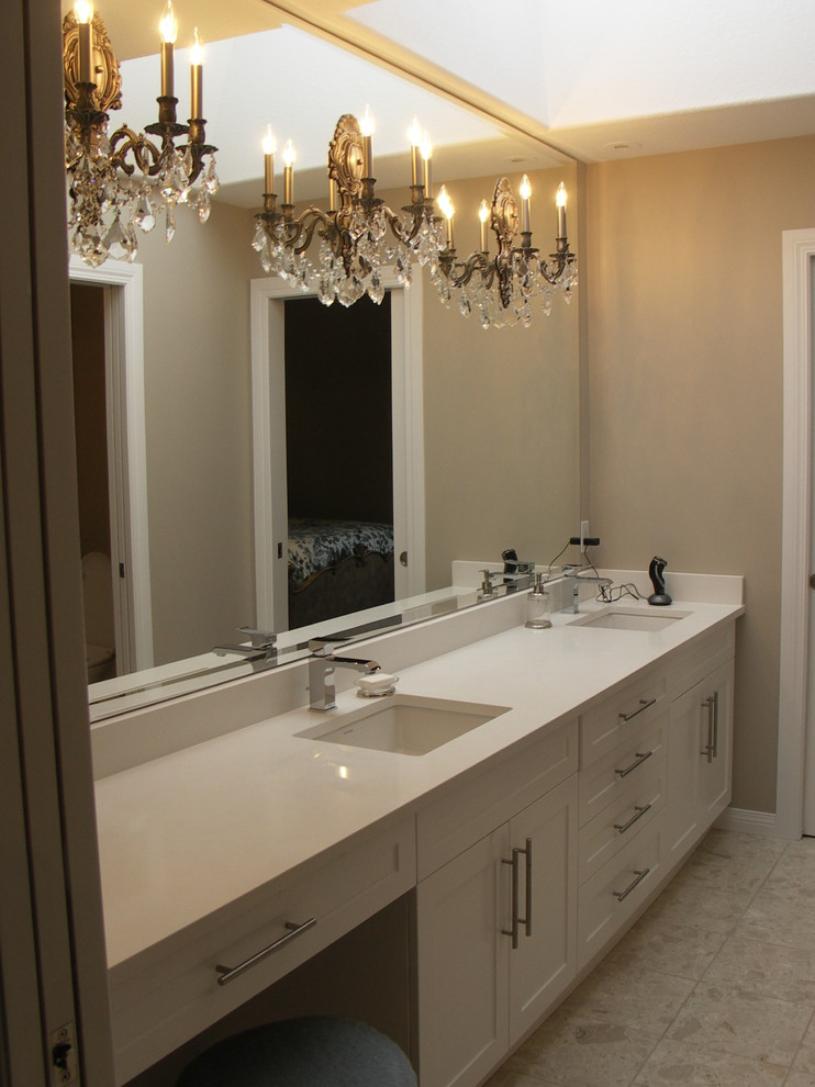 Idee per una stanza da bagno padronale classica con lavabo sospeso, ante in stile shaker, ante bianche, top in quarzite e pareti beige