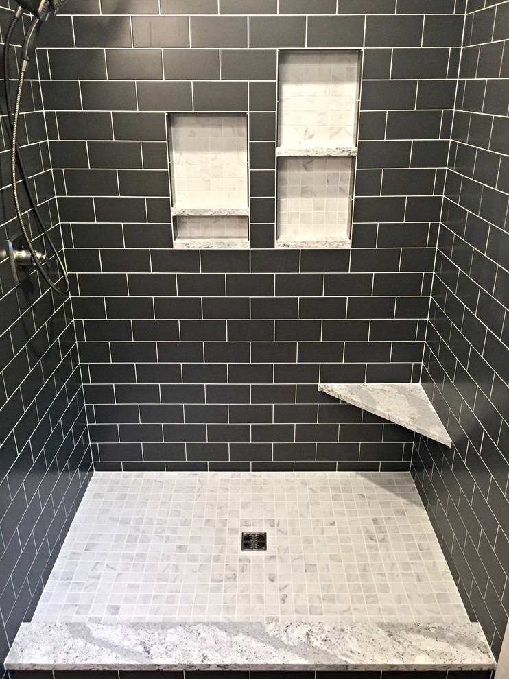 Inspiration för mellanstora moderna badrum med dusch, med skåp i shakerstil, vita skåp, en öppen dusch, en toalettstol med separat cisternkåpa, svart kakel, tunnelbanekakel, vita väggar, mörkt trägolv, ett undermonterad handfat och granitbänkskiva
