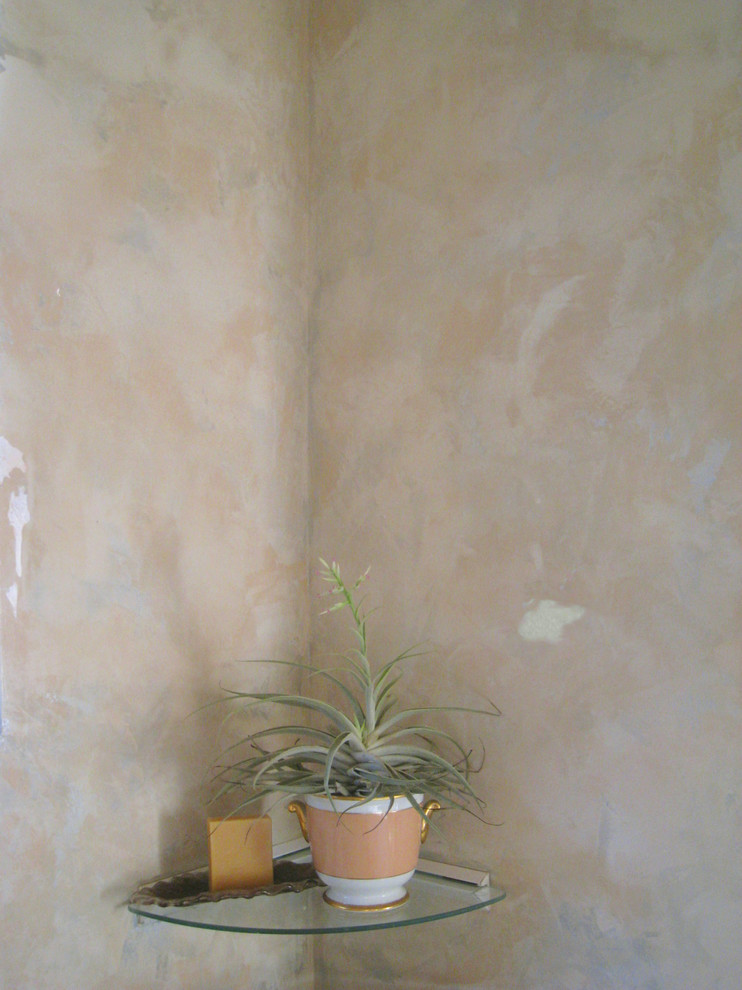 На фото: главная ванная комната среднего размера в стиле фьюжн с разноцветными стенами с