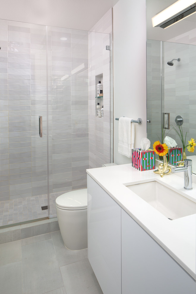 Modernes Badezimmer mit flächenbündigen Schrankfronten, weißen Schränken, weißen Fliesen, weißer Wandfarbe, Unterbauwaschbecken, grauem Boden, weißer Waschtischplatte, Wandnische und Einzelwaschbecken in San Diego