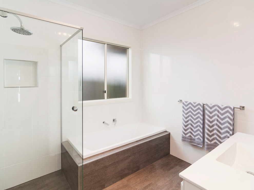 Diseño de cuarto de baño principal contemporáneo pequeño con puertas de armario blancas, bañera encastrada, ducha esquinera, baldosas y/o azulejos grises, baldosas y/o azulejos de cerámica y paredes blancas