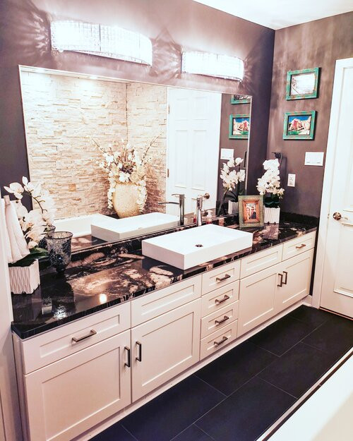 Пример оригинального дизайна: ванная комната в стиле неоклассика (современная классика) с черной плиткой, столешницей из гранита, черной столешницей, тумбой под одну раковину и кирпичными стенами
