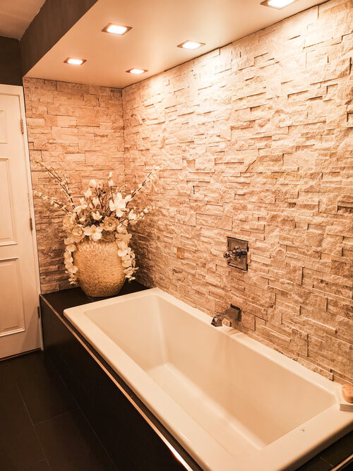 Klassisches Badezimmer mit schwarzen Fliesen, Granit-Waschbecken/Waschtisch, schwarzer Waschtischplatte, Einzelwaschbecken und Ziegelwänden in Toronto