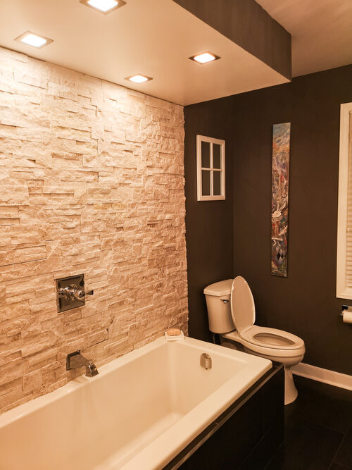 Свежая идея для дизайна: ванная комната в стиле неоклассика (современная классика) с черной плиткой, столешницей из гранита, черной столешницей, тумбой под одну раковину и кирпичными стенами - отличное фото интерьера
