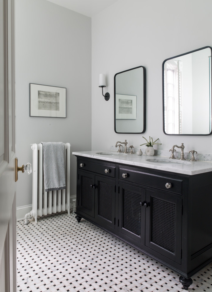 Foto de cuarto de baño clásico renovado de tamaño medio con puertas de armario de madera en tonos medios, paredes grises, aseo y ducha, lavabo bajoencimera, suelo multicolor, encimeras grises y armarios con paneles empotrados