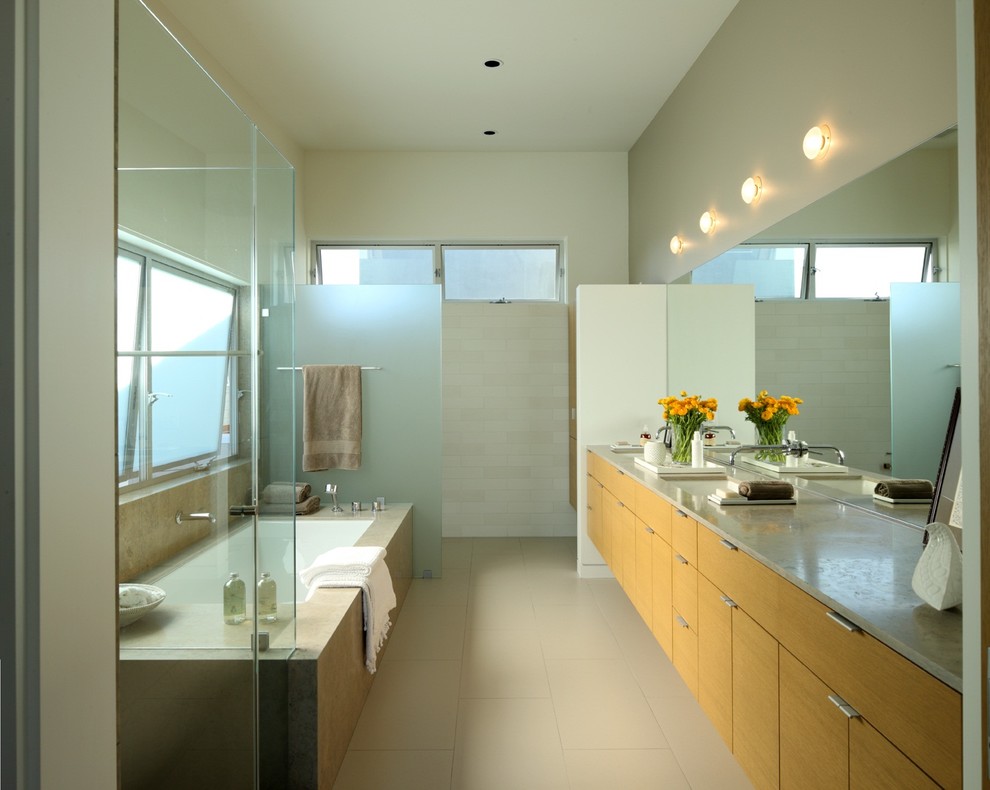 На фото: ванная комната в современном стиле с открытым душем, открытым душем и серой столешницей с