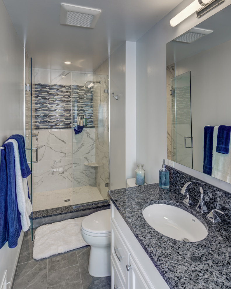 Стильный дизайн: маленькая главная ванная комната в стиле неоклассика (современная классика) с фасадами в стиле шейкер, белыми фасадами, душем в нише, раздельным унитазом, серой плиткой, плиткой мозаикой, белыми стенами, полом из керамогранита, врезной раковиной, столешницей из искусственного кварца, серым полом, душем с распашными дверями и синей столешницей для на участке и в саду - последний тренд