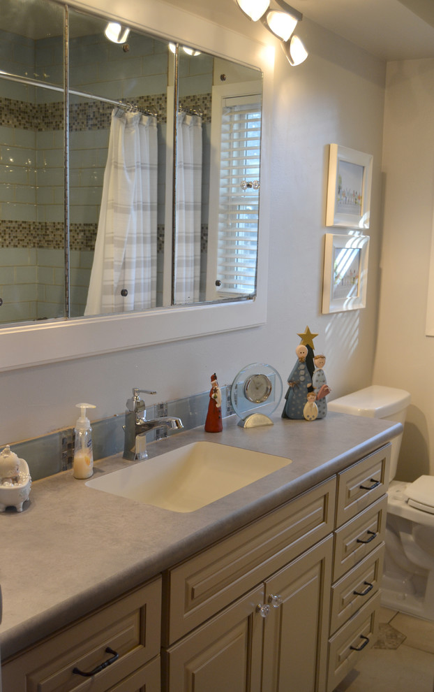 Idéer för ett mellanstort klassiskt badrum, med luckor med upphöjd panel, beige skåp, en dusch/badkar-kombination, flerfärgad kakel, glaskakel, klinkergolv i keramik, ett undermonterad handfat, laminatbänkskiva, flerfärgat golv och dusch med duschdraperi