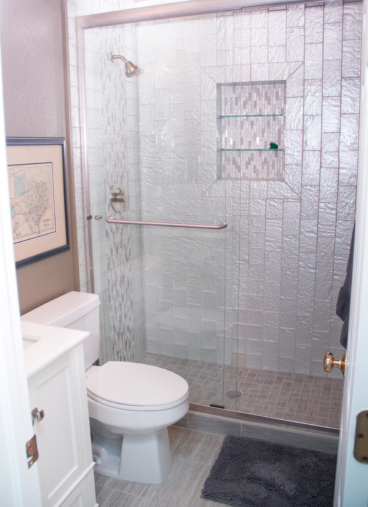 Réalisation d'une petite salle de bain style shabby chic avec des portes de placard blanches, WC séparés, des carreaux de porcelaine, un mur beige, un sol en carrelage de porcelaine, un placard en trompe-l'oeil, un carrelage gris, un lavabo encastré et un plan de toilette en marbre.