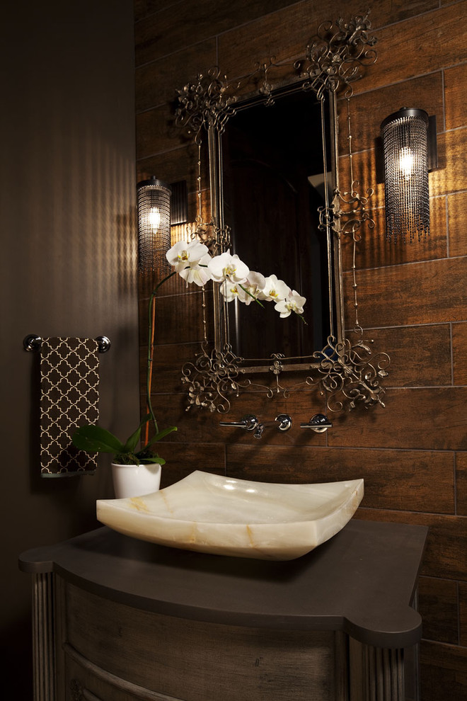 Réalisation d'une salle de bain tradition avec une vasque, un mur marron et un plan de toilette marron.