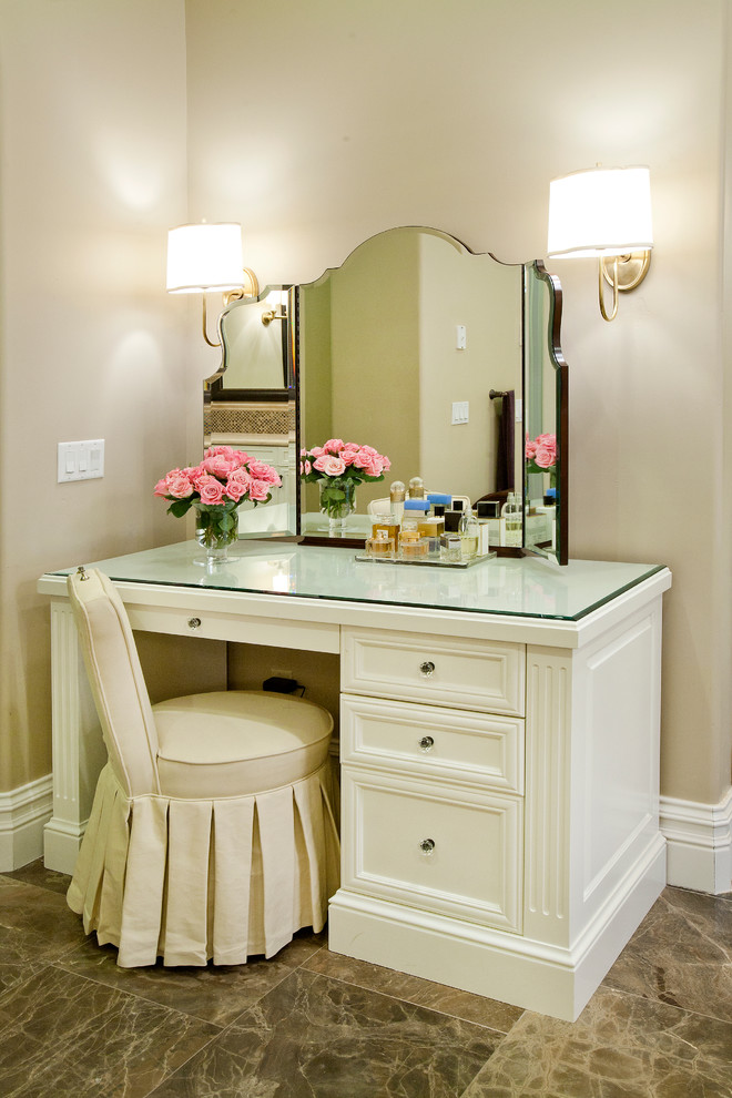 Inspiration för ett mellanstort vintage en-suite badrum, med luckor med infälld panel, vita skåp, brun kakel, stenkakel, beige väggar, marmorgolv och bänkskiva i glas
