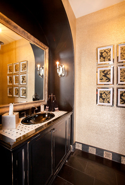 Стильный дизайн: ванная комната среднего размера в стиле неоклассика (современная классика) с фасадами с утопленной филенкой, черными фасадами, черно-белой плиткой, каменной плиткой, черными стенами, мраморным полом, душевой кабиной, накладной раковиной и мраморной столешницей - последний тренд
