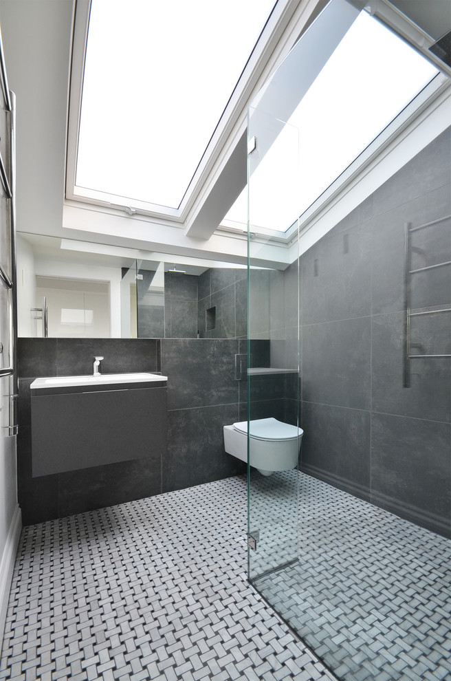 Idéer för att renovera ett litet funkis grå grått en-suite badrum, med släta luckor, grå skåp, en öppen dusch, en vägghängd toalettstol, grå kakel, porslinskakel, grå väggar, mosaikgolv, ett konsol handfat, bänkskiva i kvarts, grått golv och med dusch som är öppen