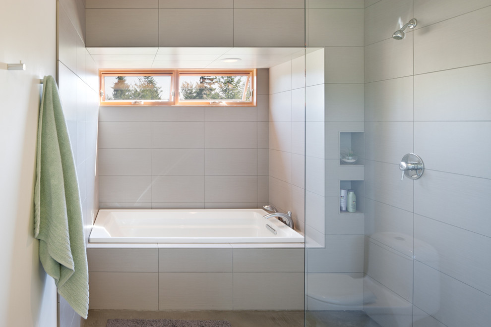 シアトルにあるモダンスタイルのおしゃれな浴室 (アルコーブ型浴槽、オープン型シャワー、白いタイル、オープンシャワー) の写真