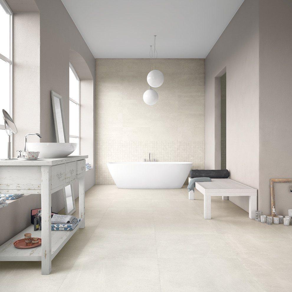 Esempio di una stanza da bagno contemporanea con vasca freestanding, doccia alcova, pareti beige, pavimento in gres porcellanato, lavabo a bacinella, pavimento beige e doccia aperta