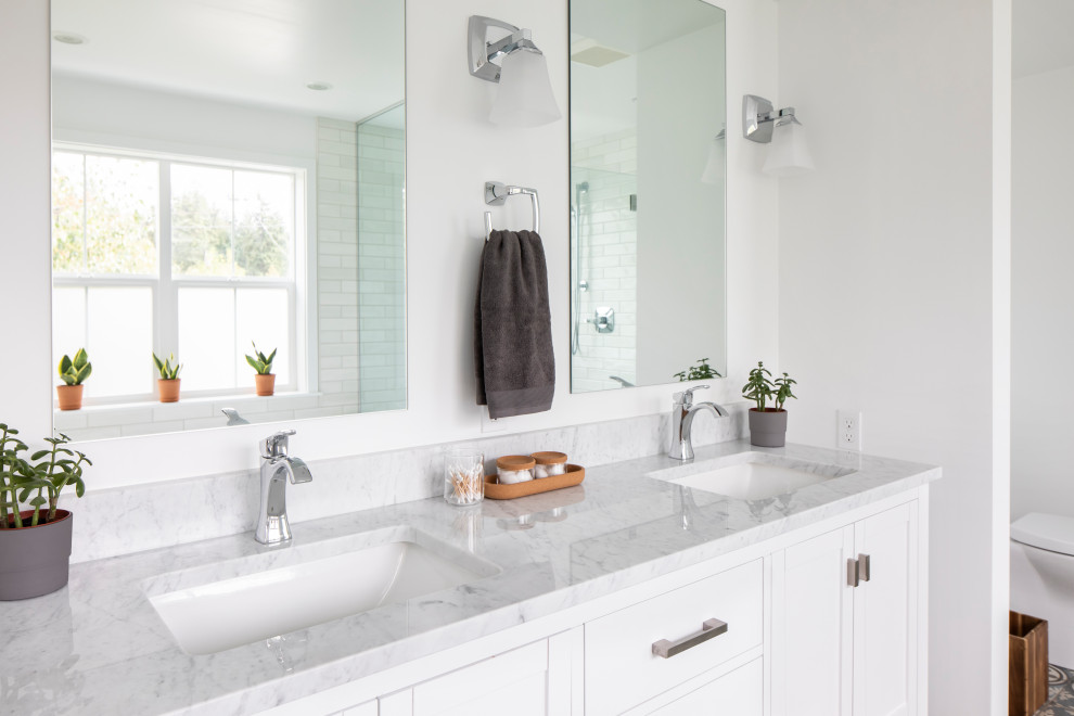 Inspiration för ett mellanstort funkis grå grått en-suite badrum, med luckor med profilerade fronter, vita skåp, vit kakel, vita väggar och marmorbänkskiva