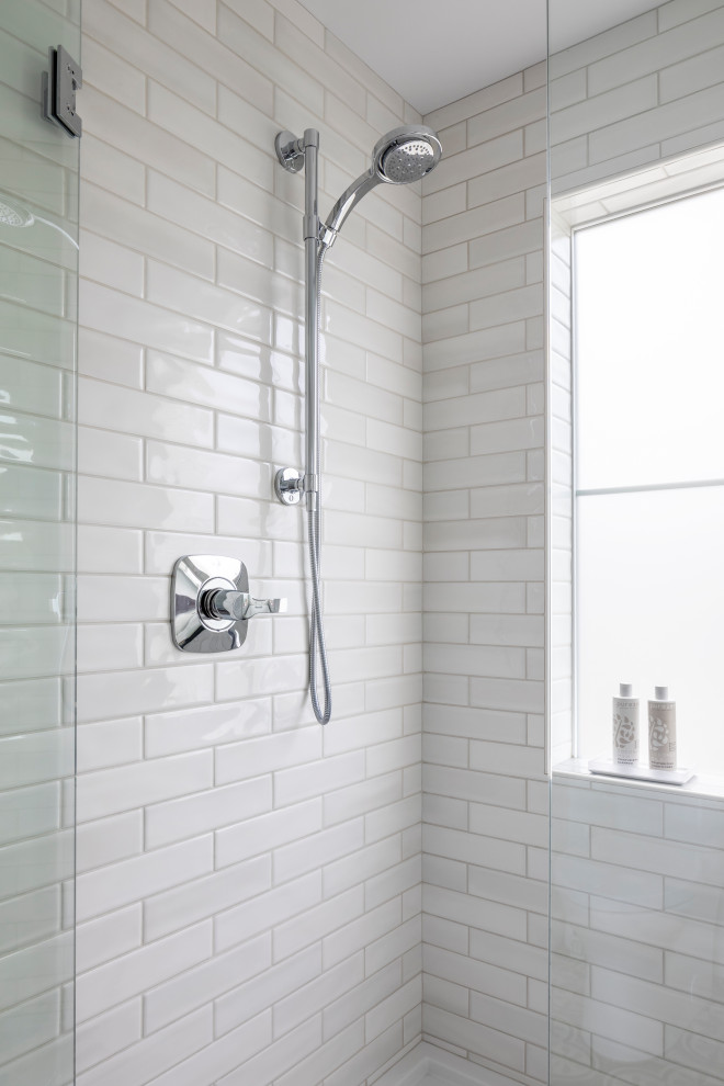 Источник вдохновения для домашнего уюта: главная ванная комната среднего размера в современном стиле с ванной в нише, душем в нише, белой плиткой, плиткой кабанчик, белыми стенами и душем с распашными дверями
