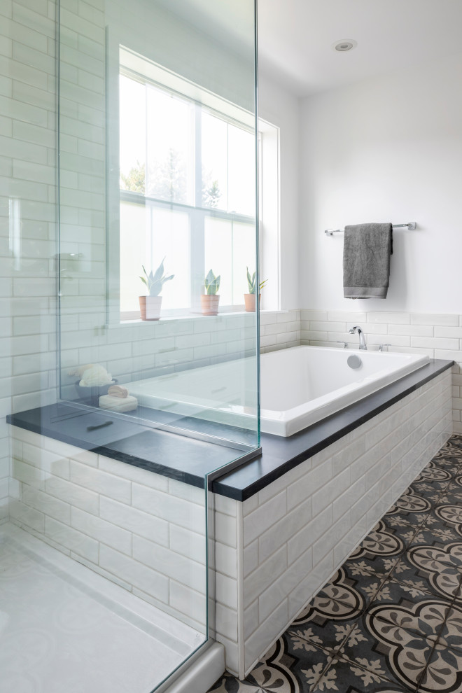 Foto på ett mellanstort funkis svart en-suite badrum, med ett badkar i en alkov, en dusch i en alkov, vit kakel, tunnelbanekakel, vita väggar, klinkergolv i porslin, marmorbänkskiva, blått golv och dusch med gångjärnsdörr