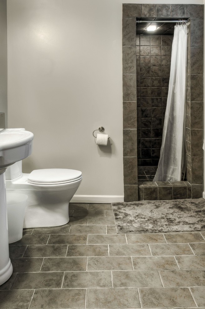 Imagen de cuarto de baño contemporáneo pequeño con ducha abierta, sanitario de una pieza, paredes beige, suelo de baldosas de cerámica, aseo y ducha, lavabo con pedestal, suelo beige y ducha con cortina