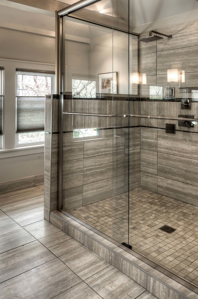 Cette photo montre une grande salle de bain principale tendance avec un placard en trompe-l'oeil, un espace douche bain, un carrelage gris, des carreaux de porcelaine, un mur gris, un sol en carrelage de porcelaine, un sol gris et une cabine de douche à porte coulissante.