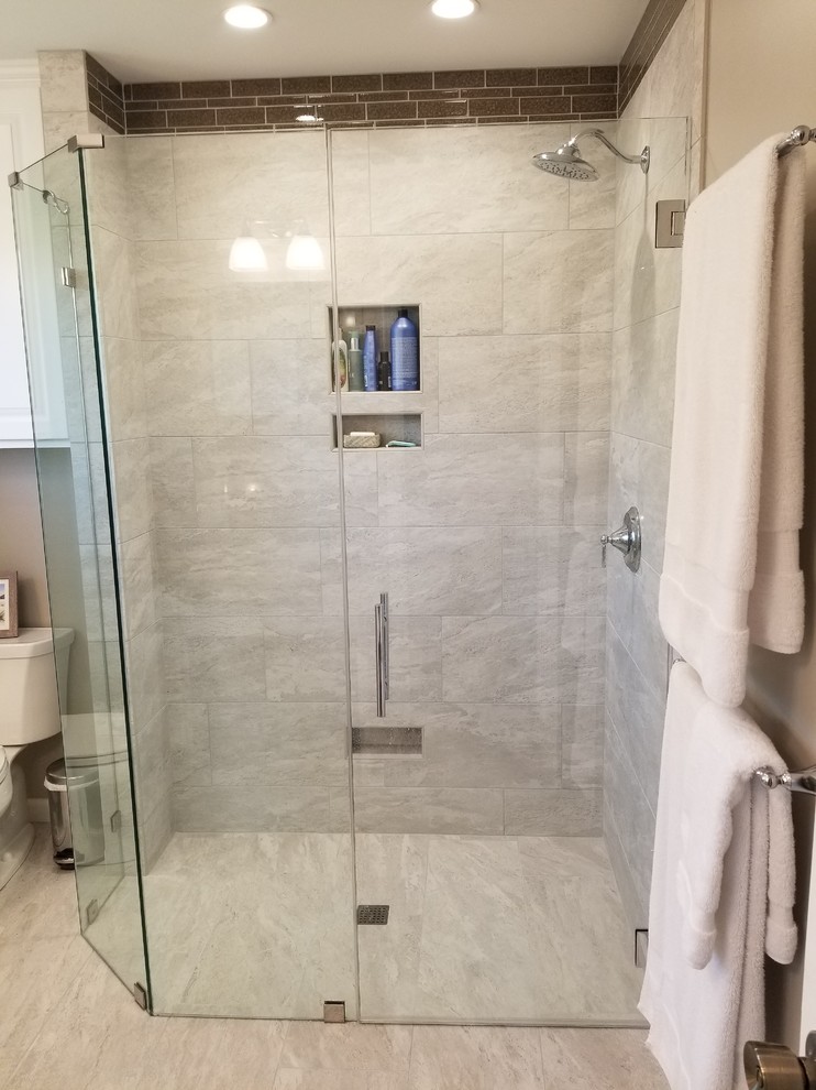 Inspiration för mellanstora klassiska en-suite badrum, med luckor med upphöjd panel, vita skåp, en hörndusch, grå kakel, beige väggar, ett undermonterad handfat, beiget golv och dusch med gångjärnsdörr